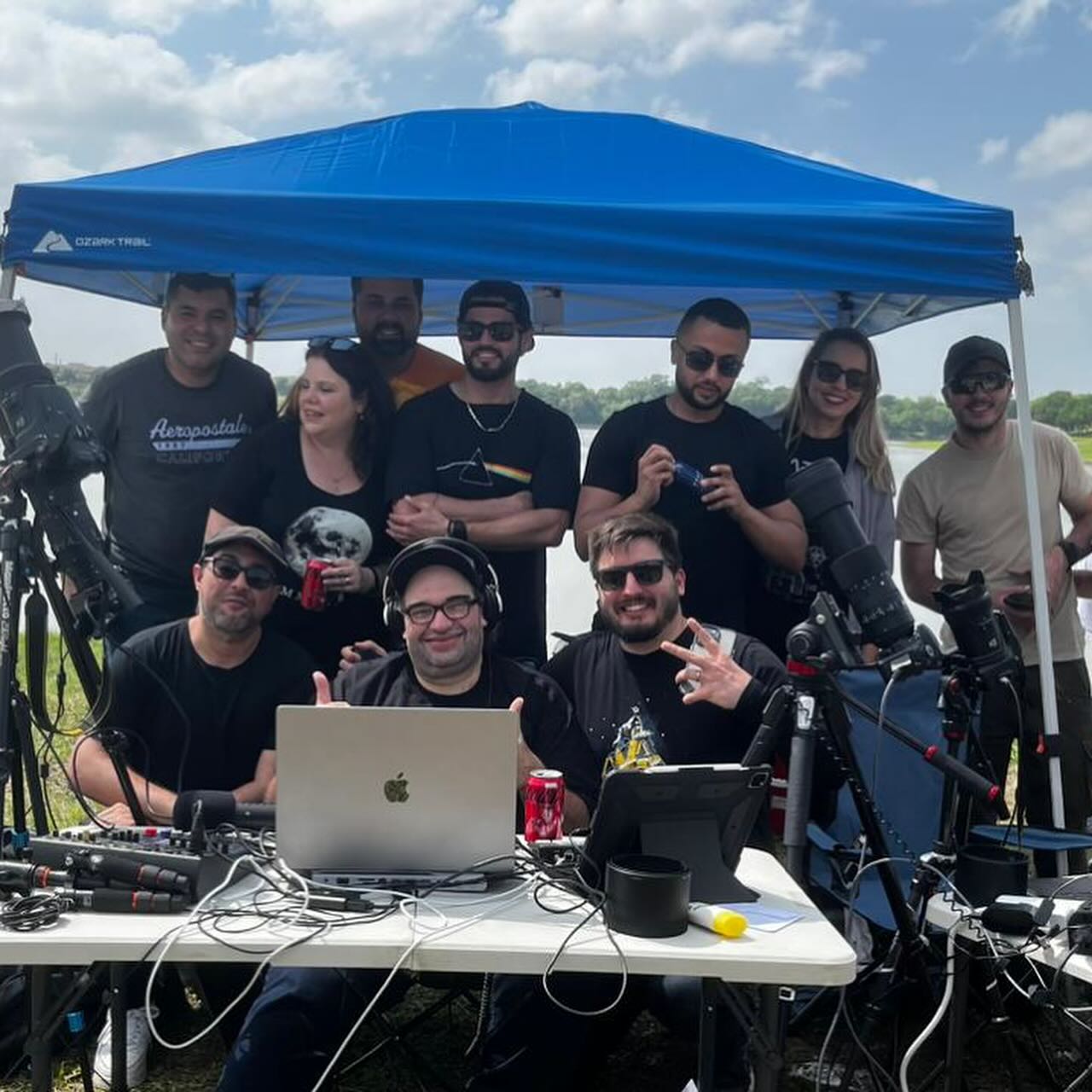 Equipe e comunidade do Space Orbit reunida no eclipse solar total de Dallas, 2024